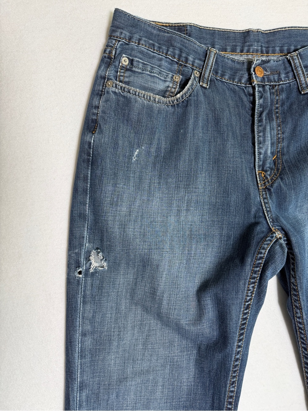 Levi's 514 Straight Fit Jeans Medium Wash Actual Size 32X31 READ DESCRIPTION - Picture 3 of 15